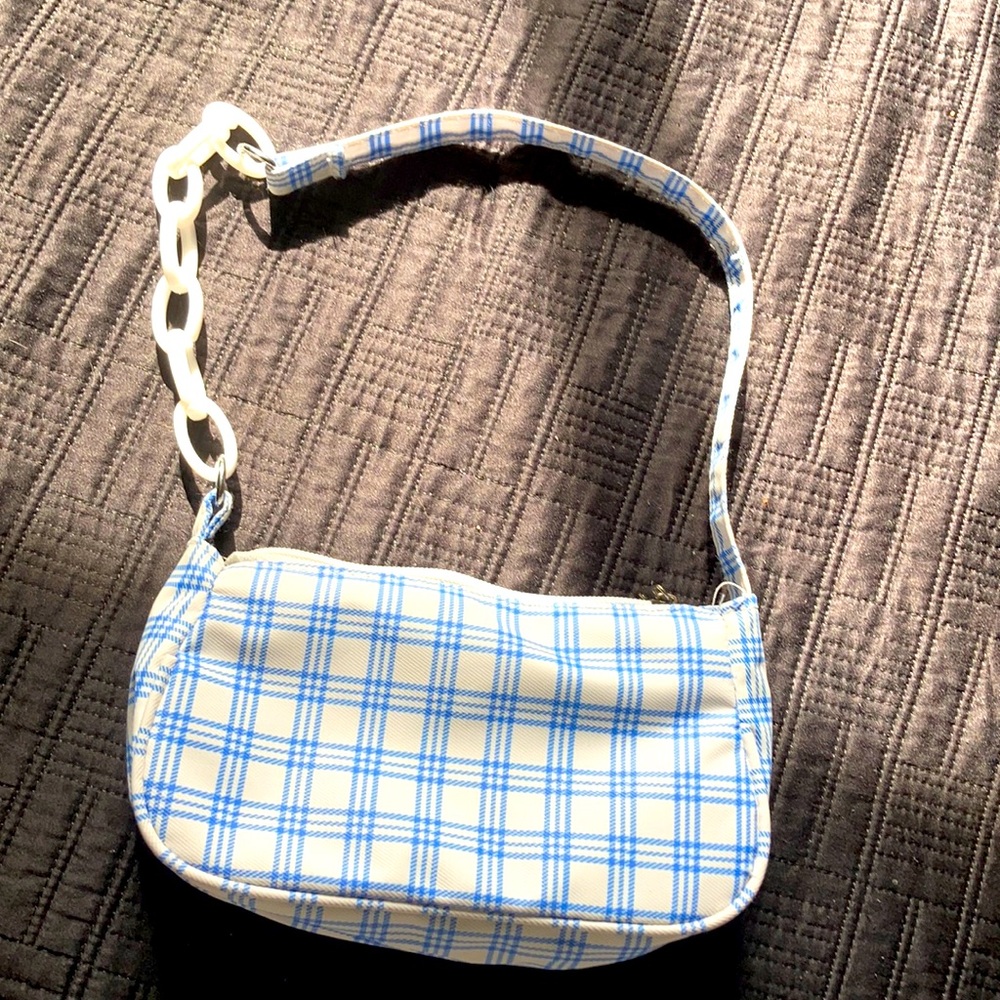 I’m selling this shoulder bag